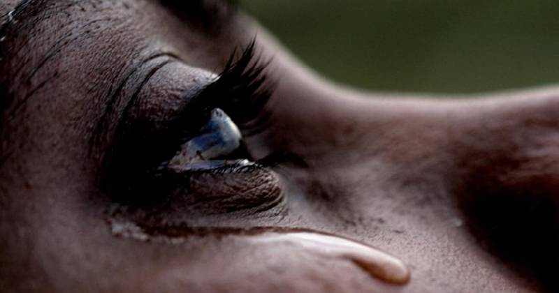 8 tårer sett under mikroskop avslører forskjellige følelser